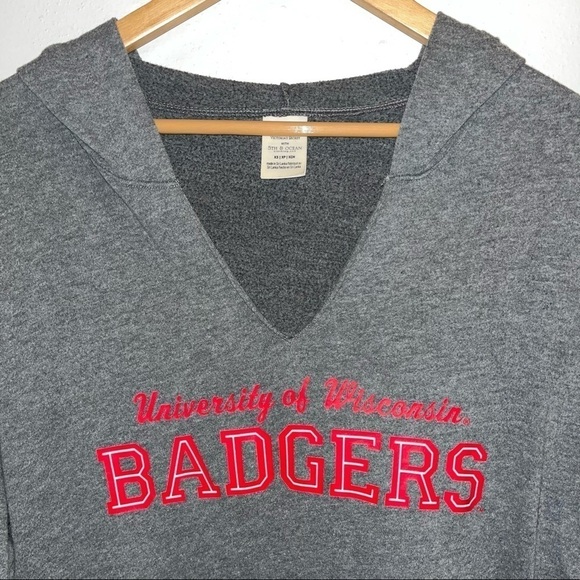 PINK Victoria’s Secret Wisconsin Badgers Hoodie Sweatshirt Size Extra Small - Picture 2 of 13